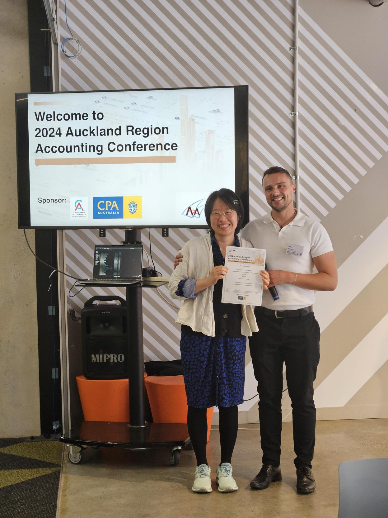 University of Auckland student Hanyi Xu winning the Best Paper Award